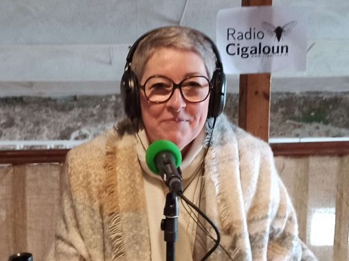 Valérie Marcy au micro de Radio Cigaloun